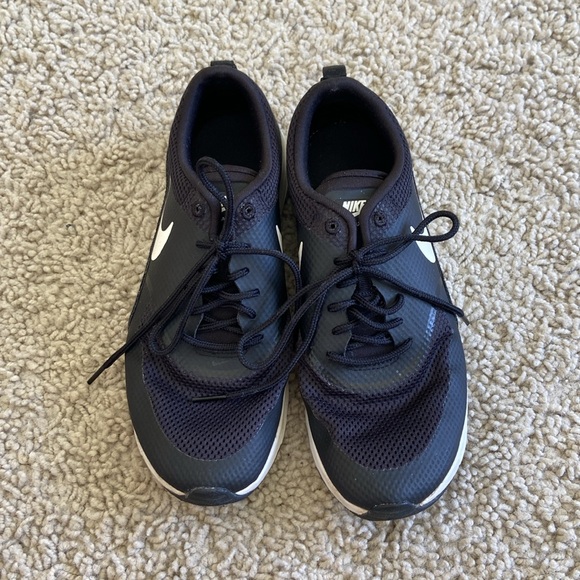 Nike exercise running shoe size 8 women’s. Lots of life left, great condition. - Picture 2 of 3
